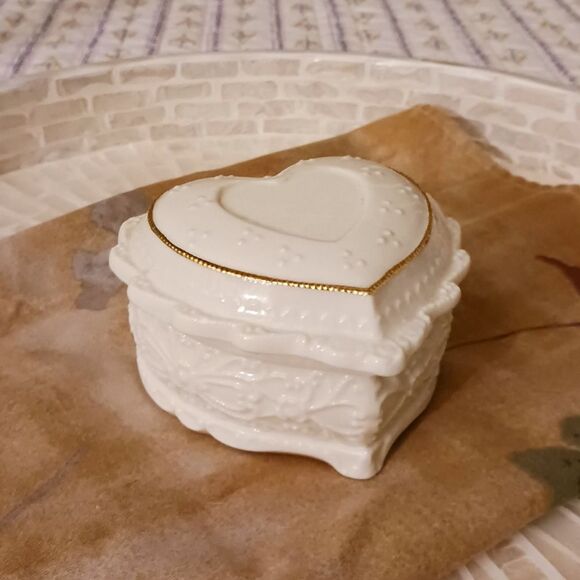 Heart Shaped Musical Trinket Holder, Keepsake Holder - Picture 10 of 13